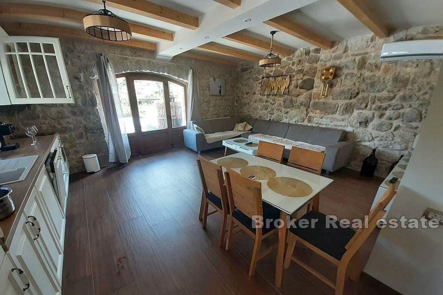 Renovert steinvilla med svømmebasseng