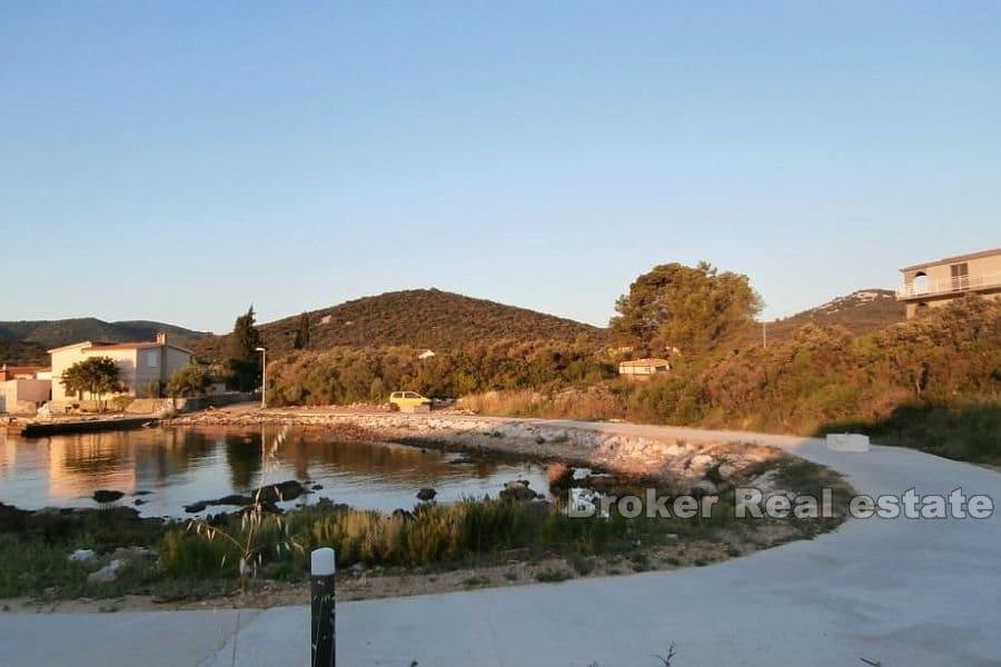 Земельный участок в первом ряду у моря