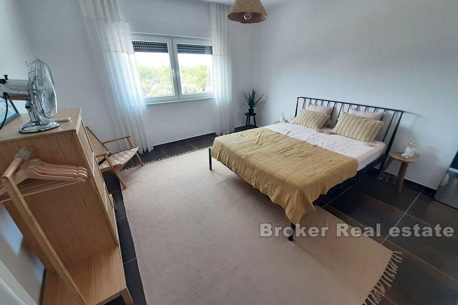 Nybygd villa med svømmebasseng