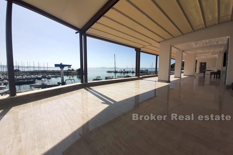 Business premises for a restaurant in the first row by the sea