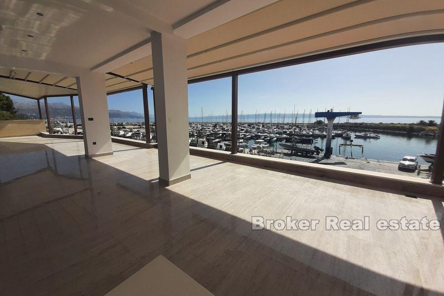 Business premises for a restaurant in the first row by the sea