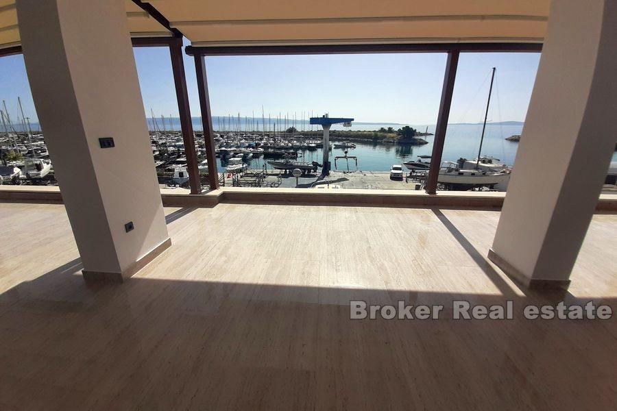 Local commercial pour un restaurant au premier rang en bord de mer