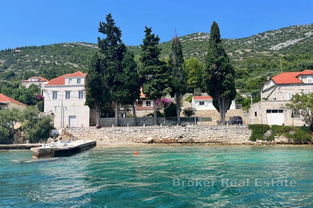 Deux maisons sur un terrain spacieux en bord de mer