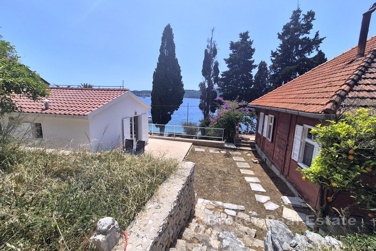 Deux maisons sur un terrain spacieux en bord de mer
