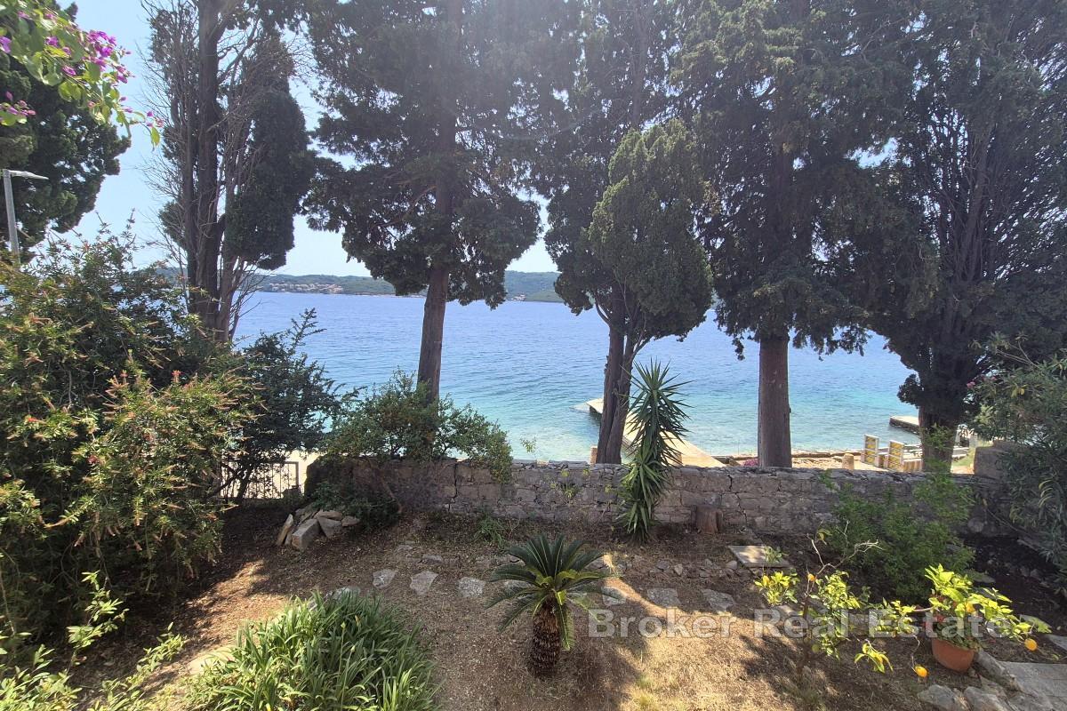 Deux maisons sur un terrain spacieux en bord de mer