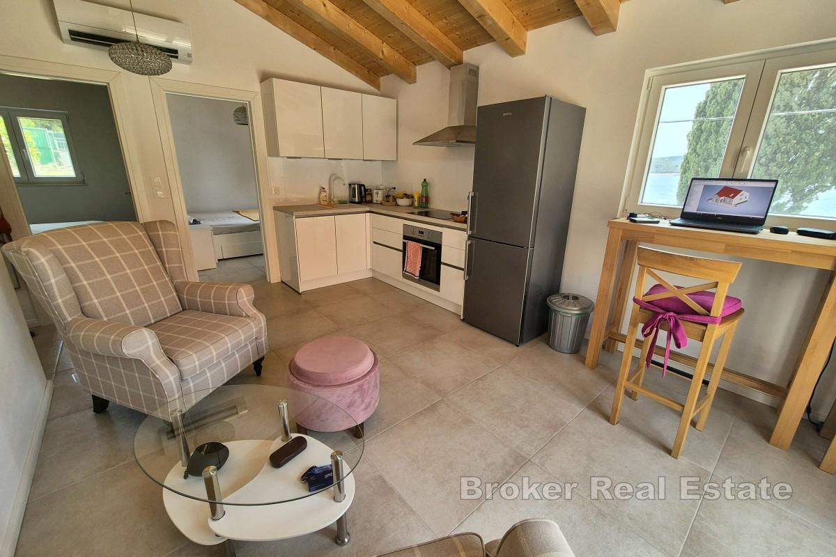 Deux maisons sur un terrain spacieux en bord de mer