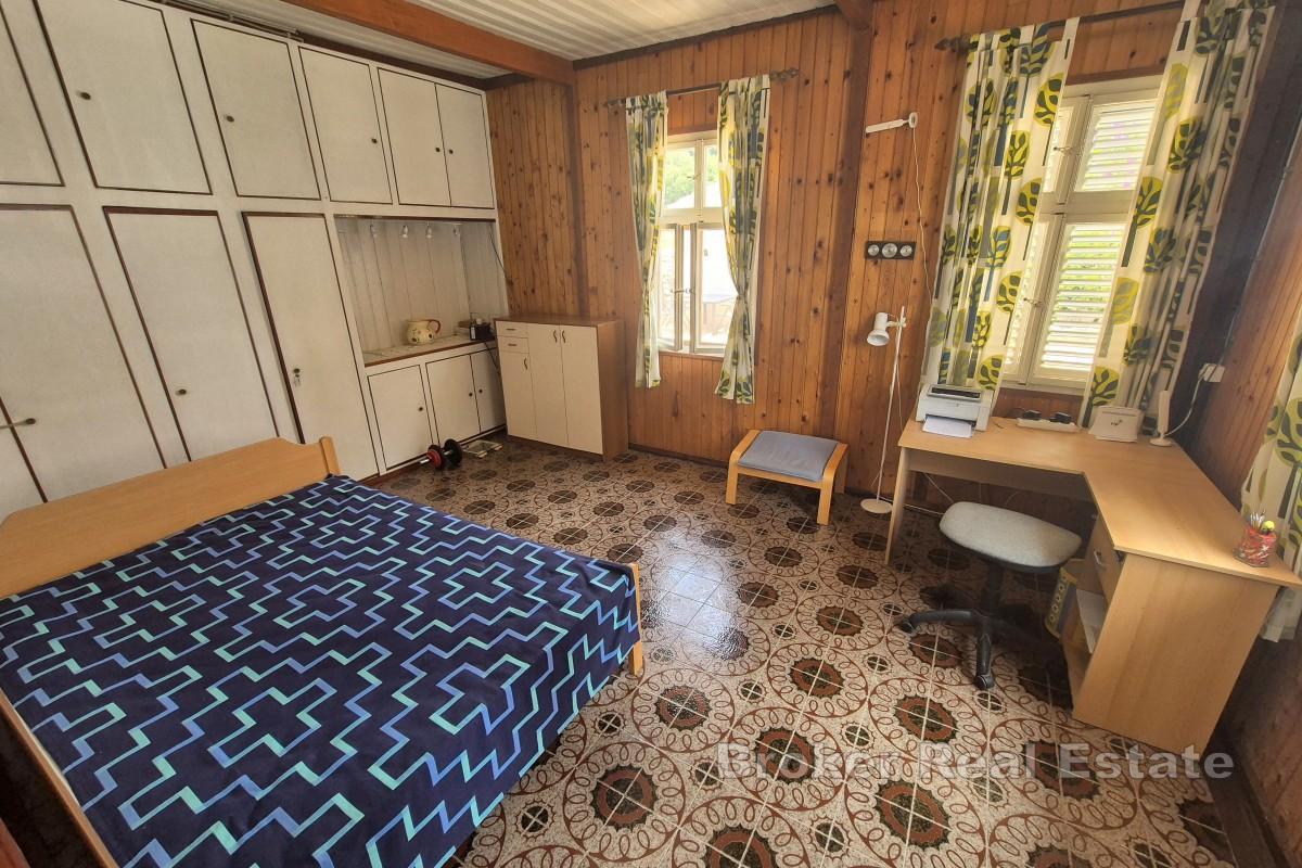 Deux maisons sur un terrain spacieux en bord de mer