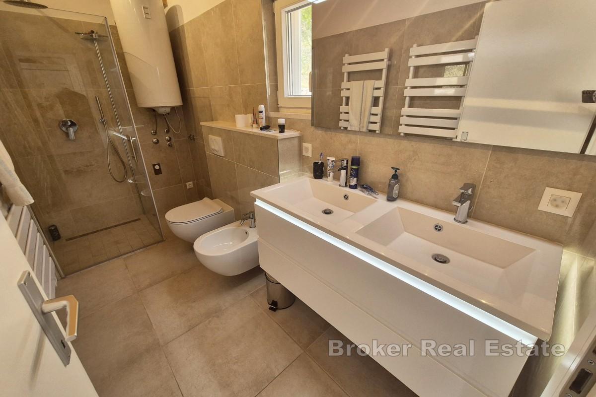 To hus på romslig tomt ved sjøen