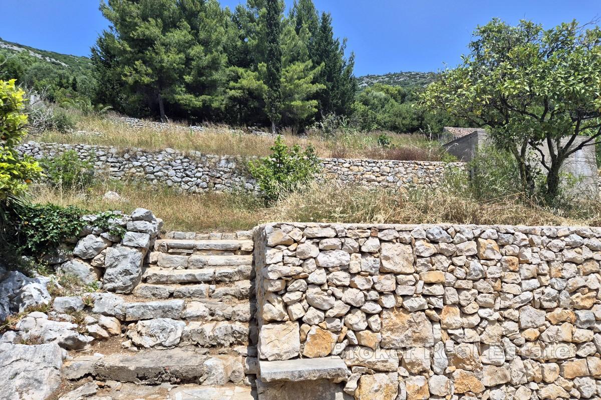 Dvije kuća na prostranom zemljištu uz more