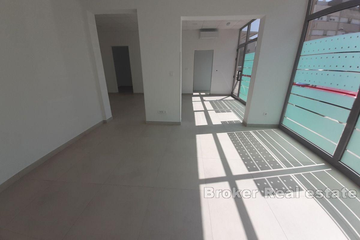 Skalice- Locaux commerciaux situés de qualité à des fins diverses