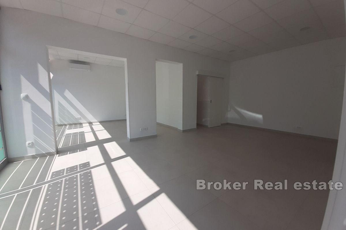 Skalice- Locaux commerciaux situés de qualité à des fins diverses