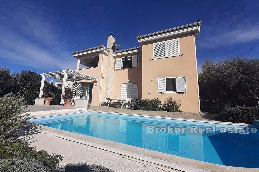 House with pool and sea view