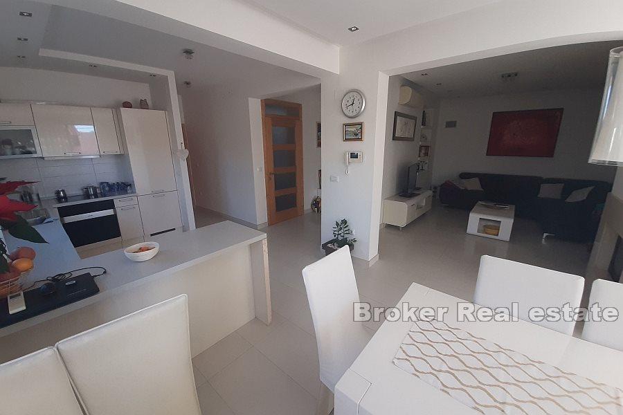 Dům s bazénem a výhledem na moře