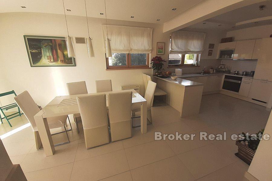 Haus mit Pool und Meerblick