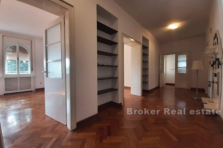 Zvončac - Beautiful spacious four-room apartment