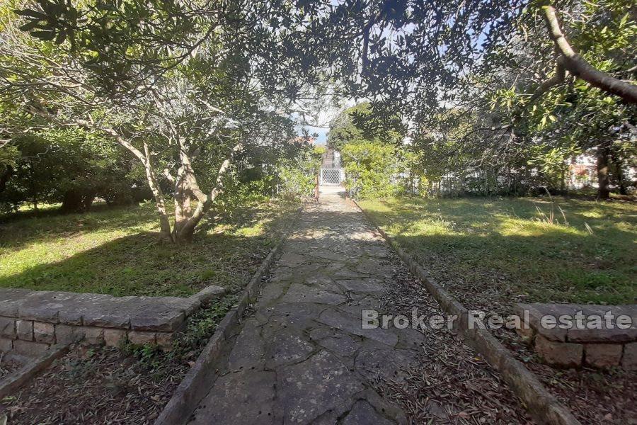 Første etasje for oppussing nær sjøen