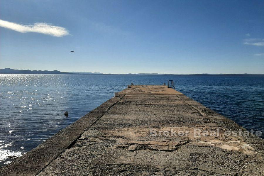 Bottenvåning för renovering nära havet