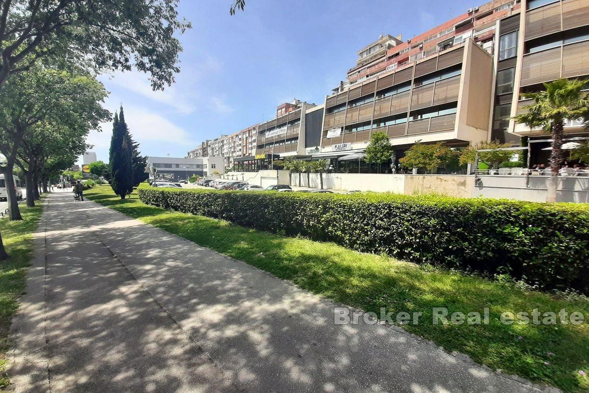 Espace de bureau joliment positionné