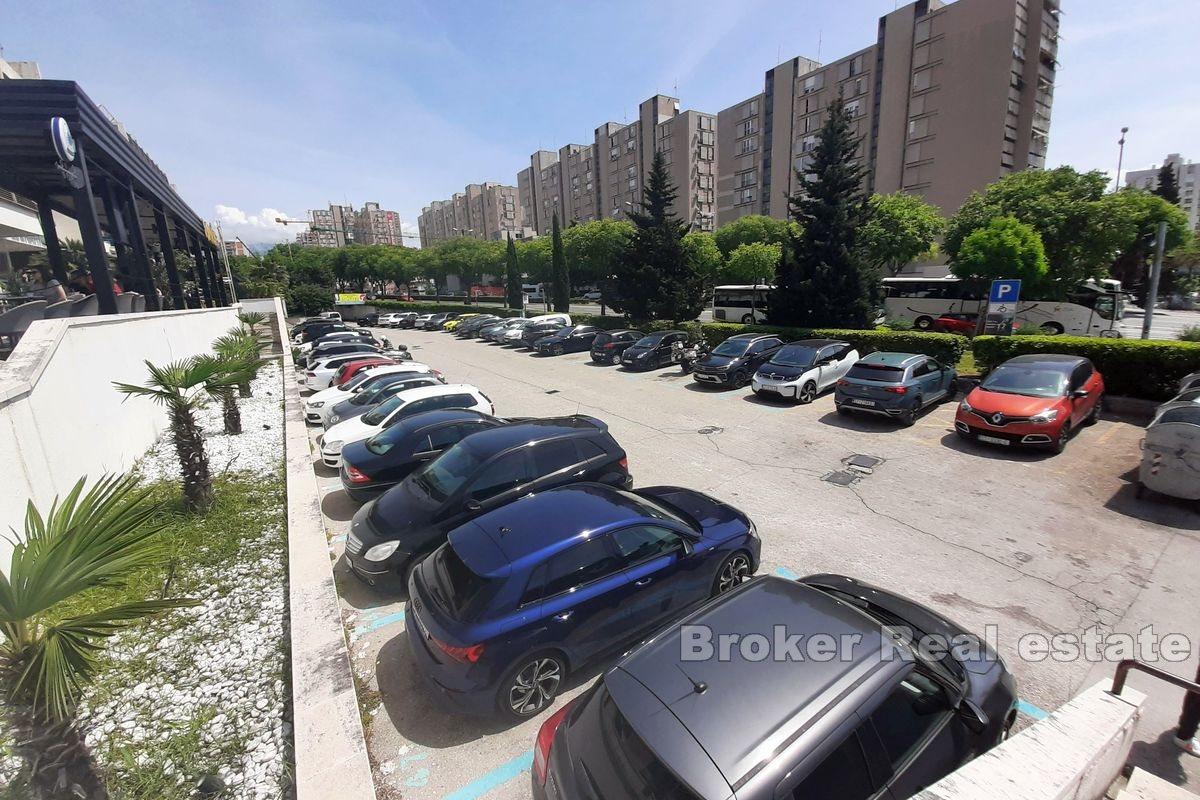 Espace de bureau joliment positionné