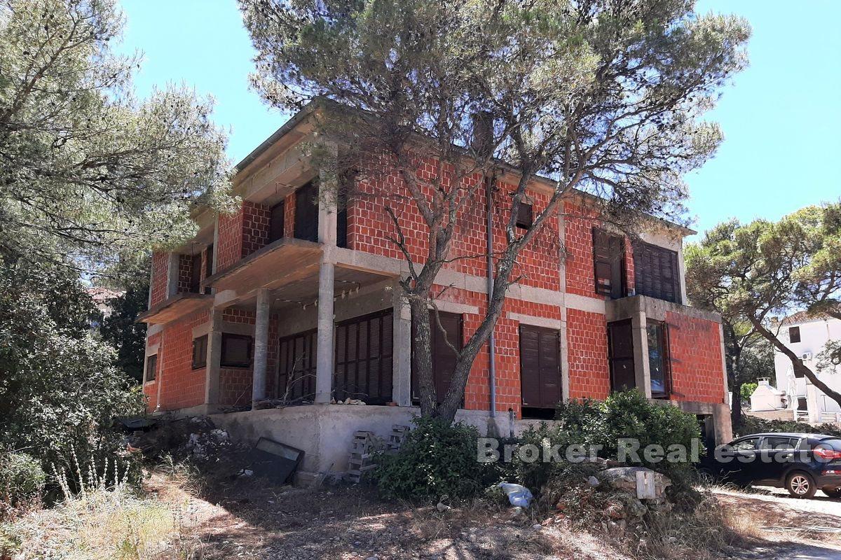 Nedovršena apartmanska kuća u prvom redu od mora