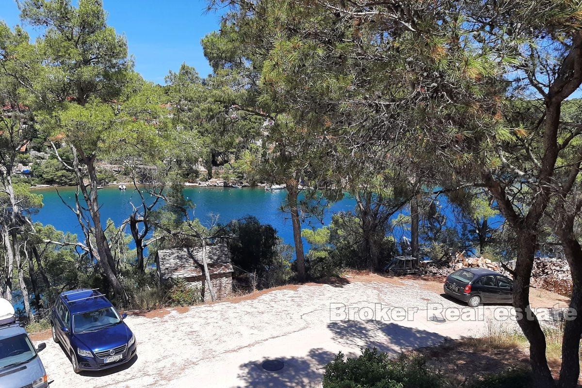 Nedovršena apartmanska kuća u prvom redu od mora