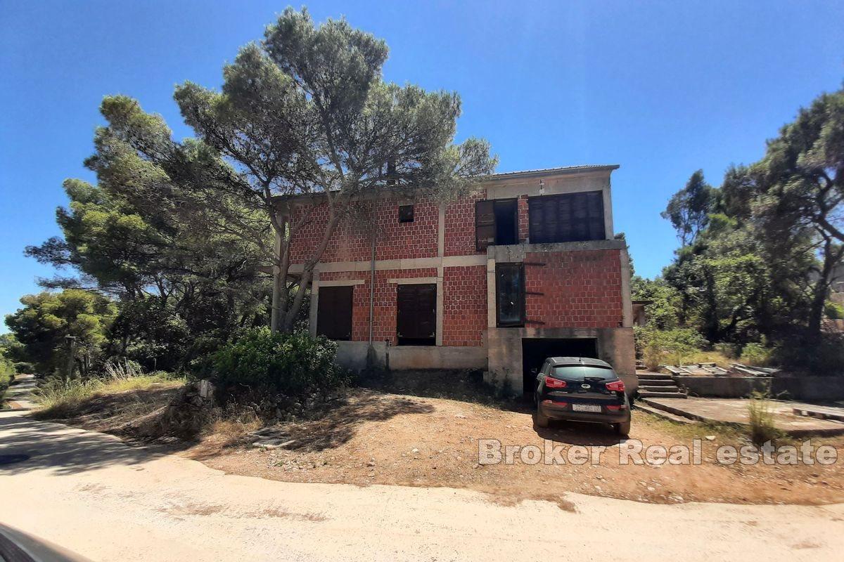 Nedovršena apartmanska kuća u prvom redu od mora