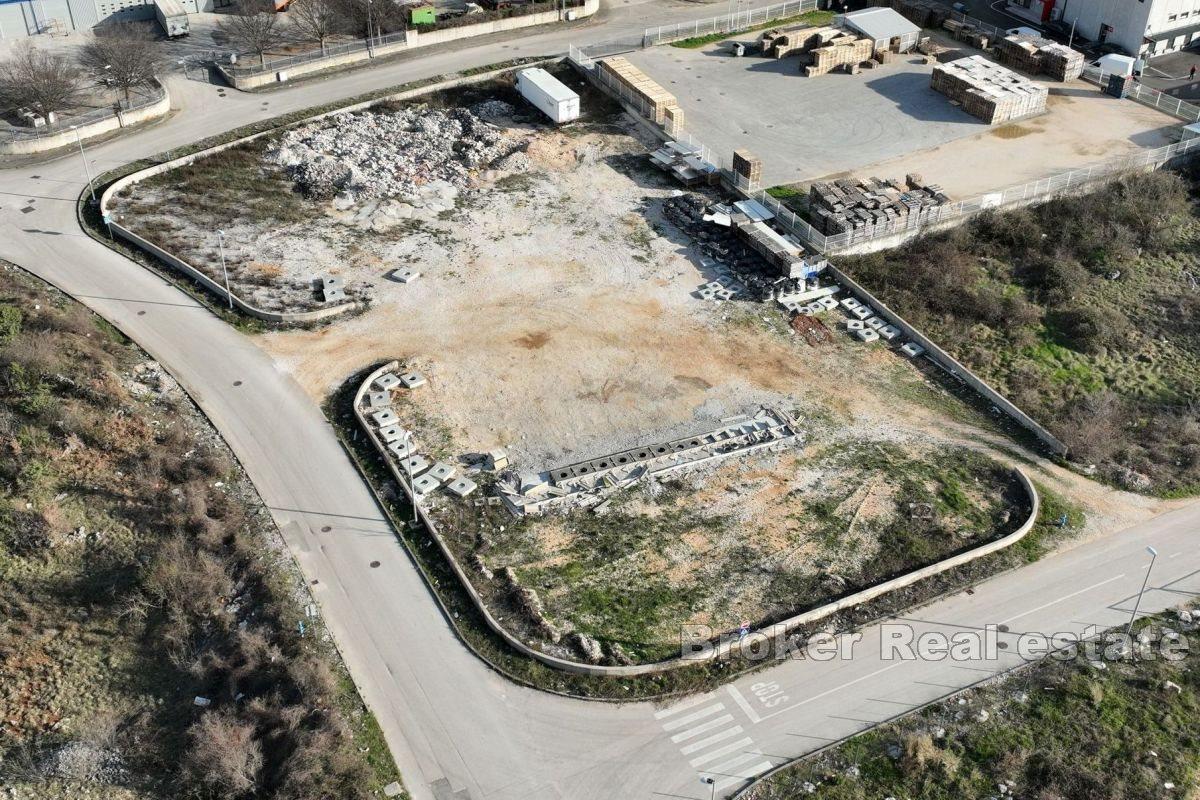Terreno edificabile nella zona commerciale