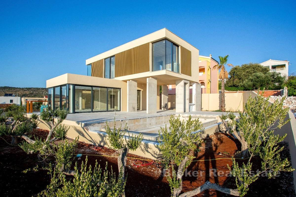 Villa moderna con piscina e vista mare