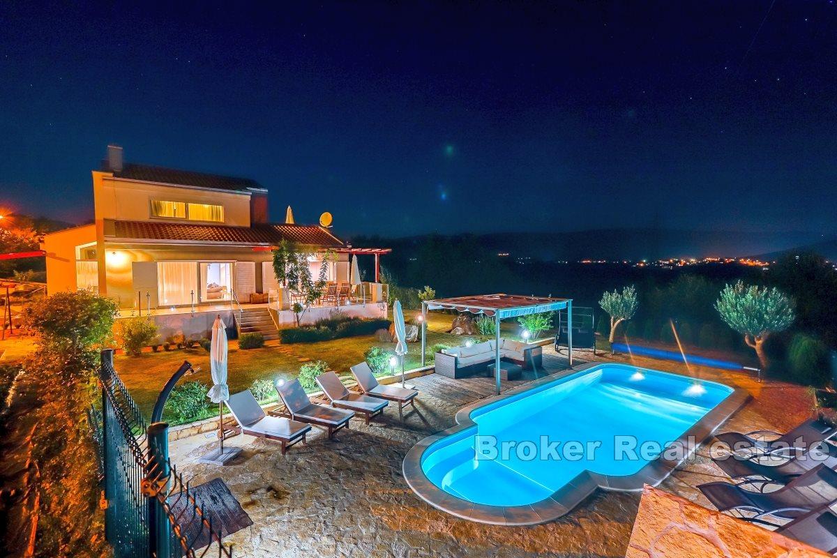 Geräumige ländliche Villa mit Pool