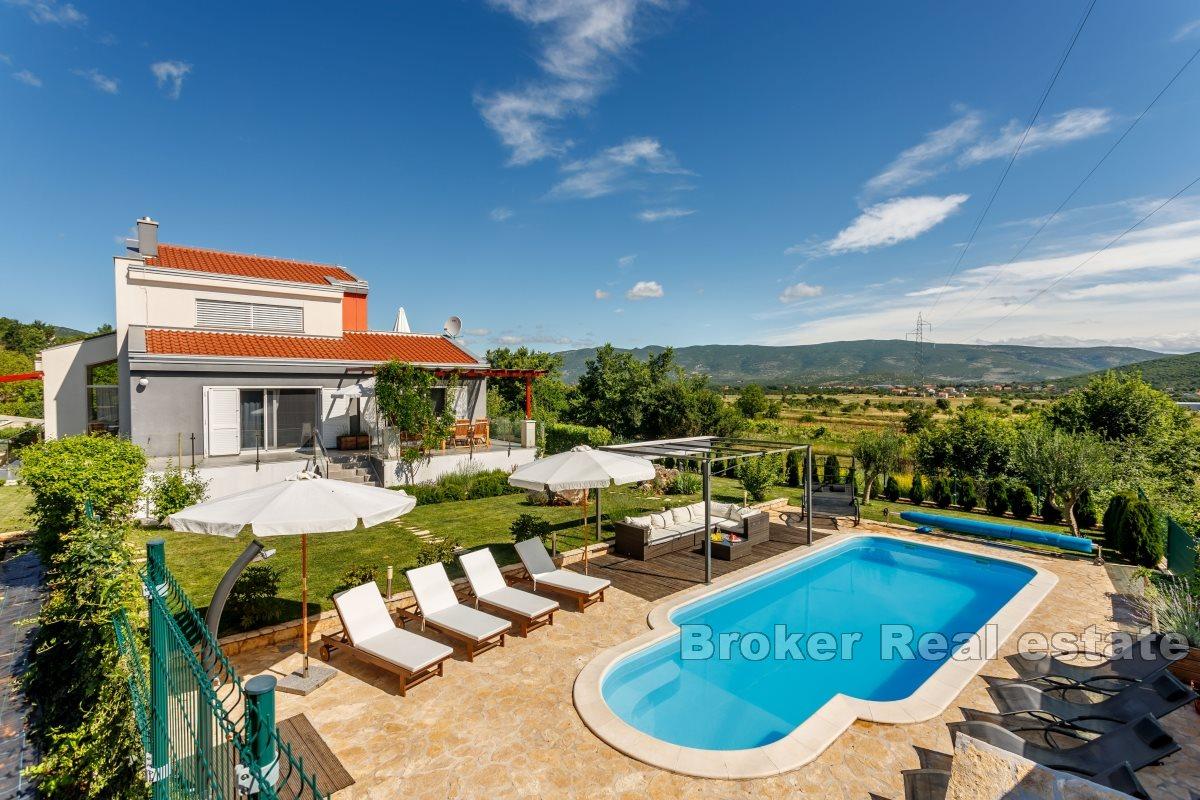 Spacious rural villa with pool