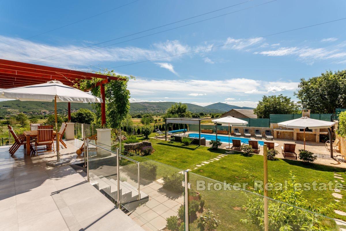 Spacious rural villa with pool