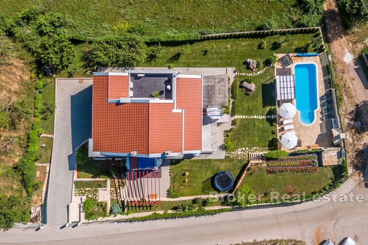 Просторная загородная вилла с бассейном