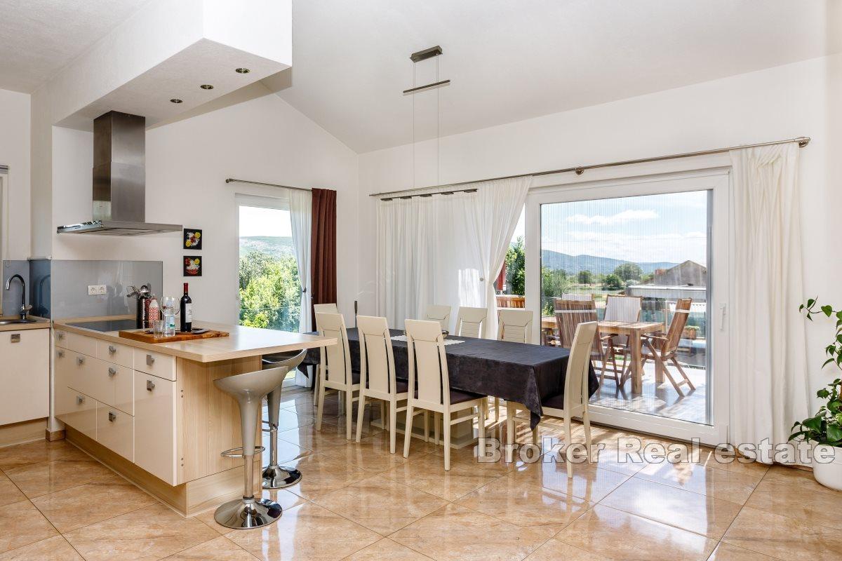 Spacious rural villa with pool