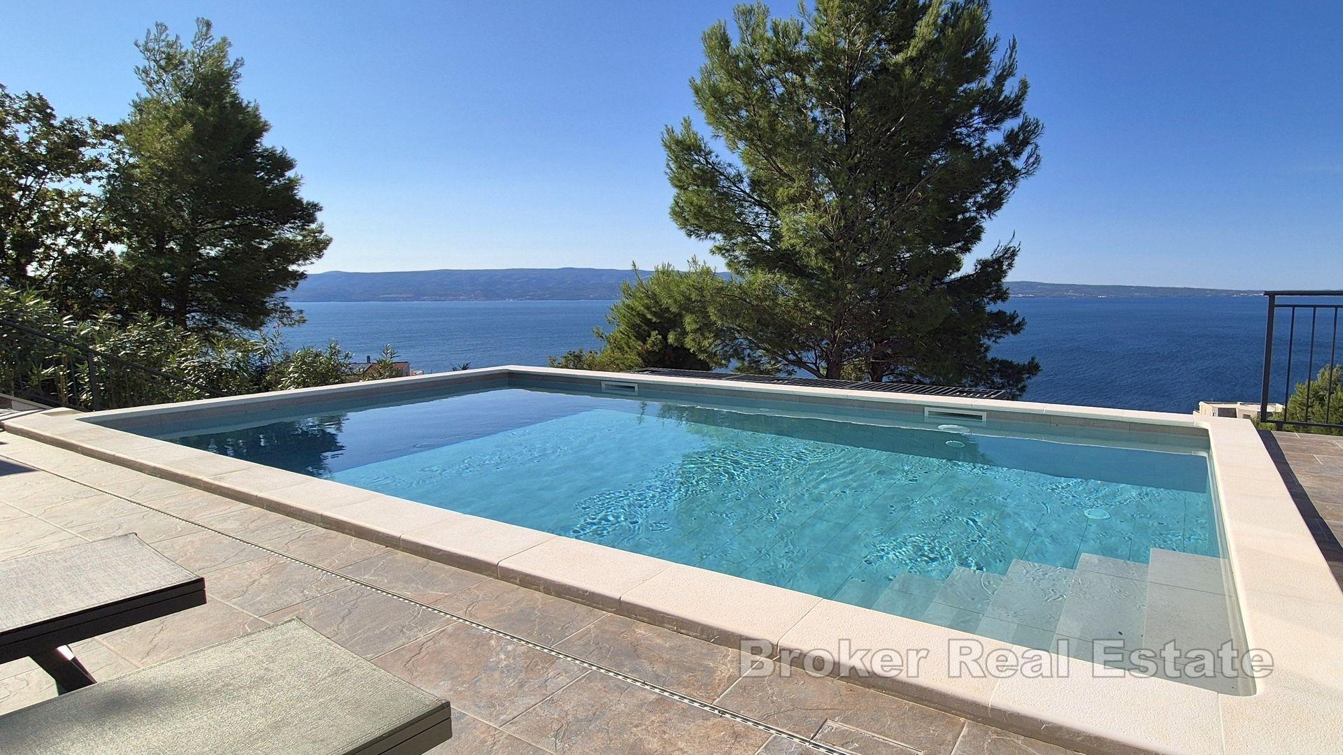 Villa moderne avec piscine et vue sur la mer