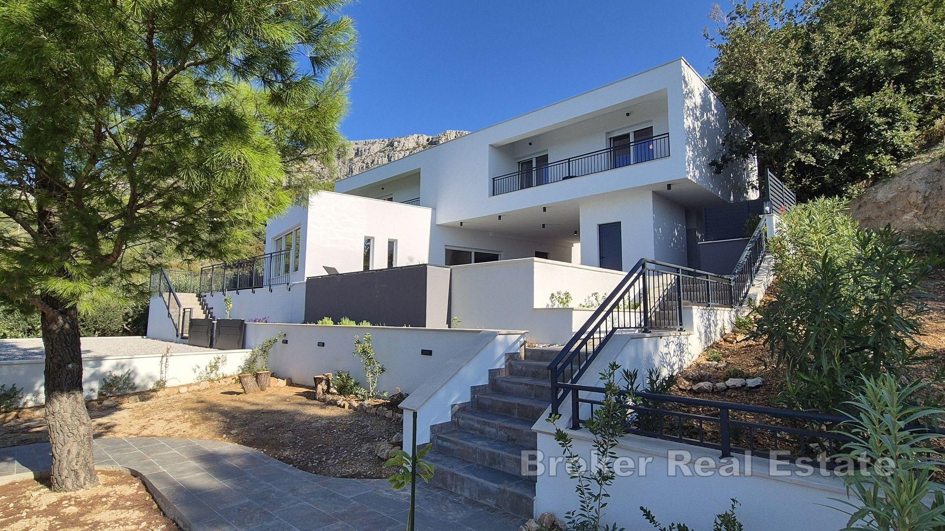 Современная вилла с бассейном и видом на море