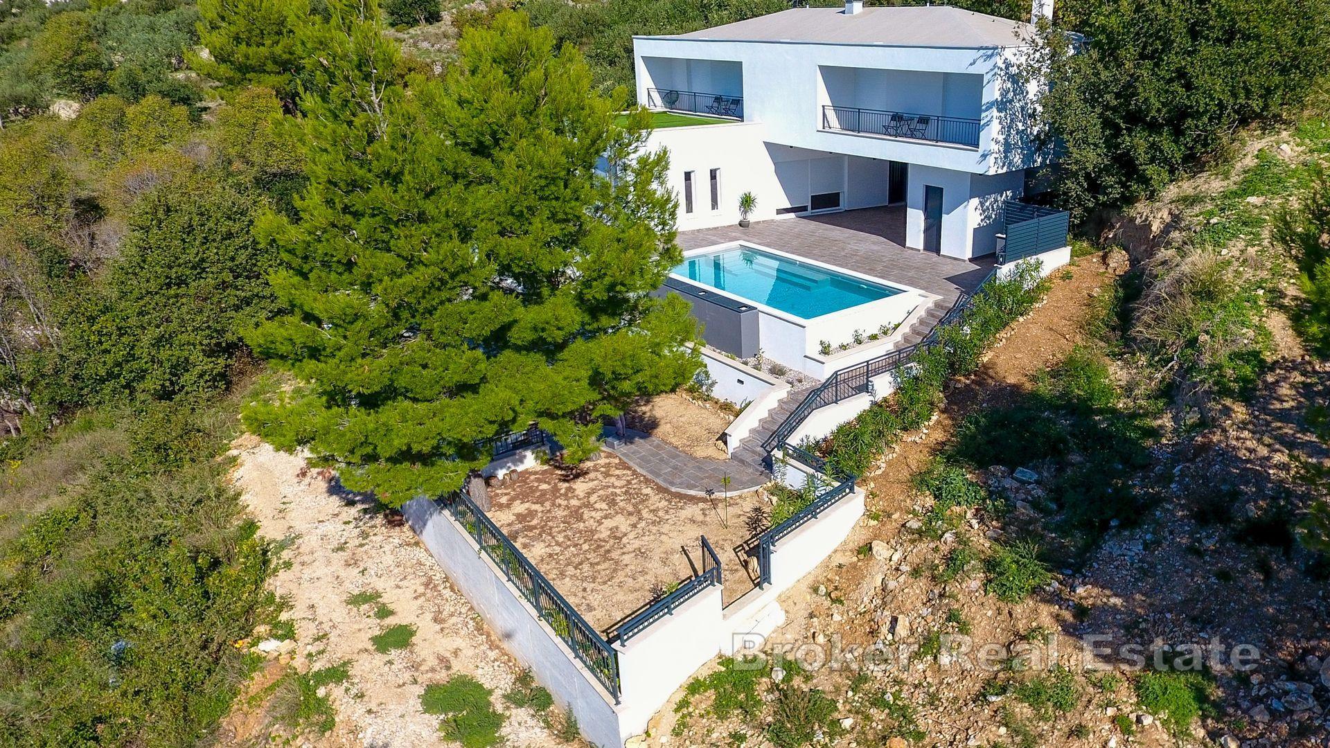 Moderna vila s bazenom i pogledom na more