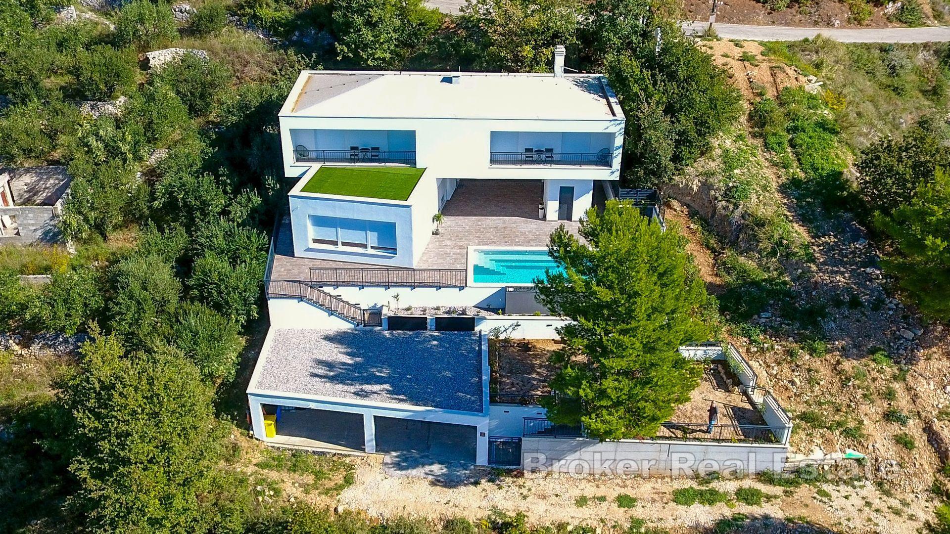 Villa moderna con piscina e vista mare