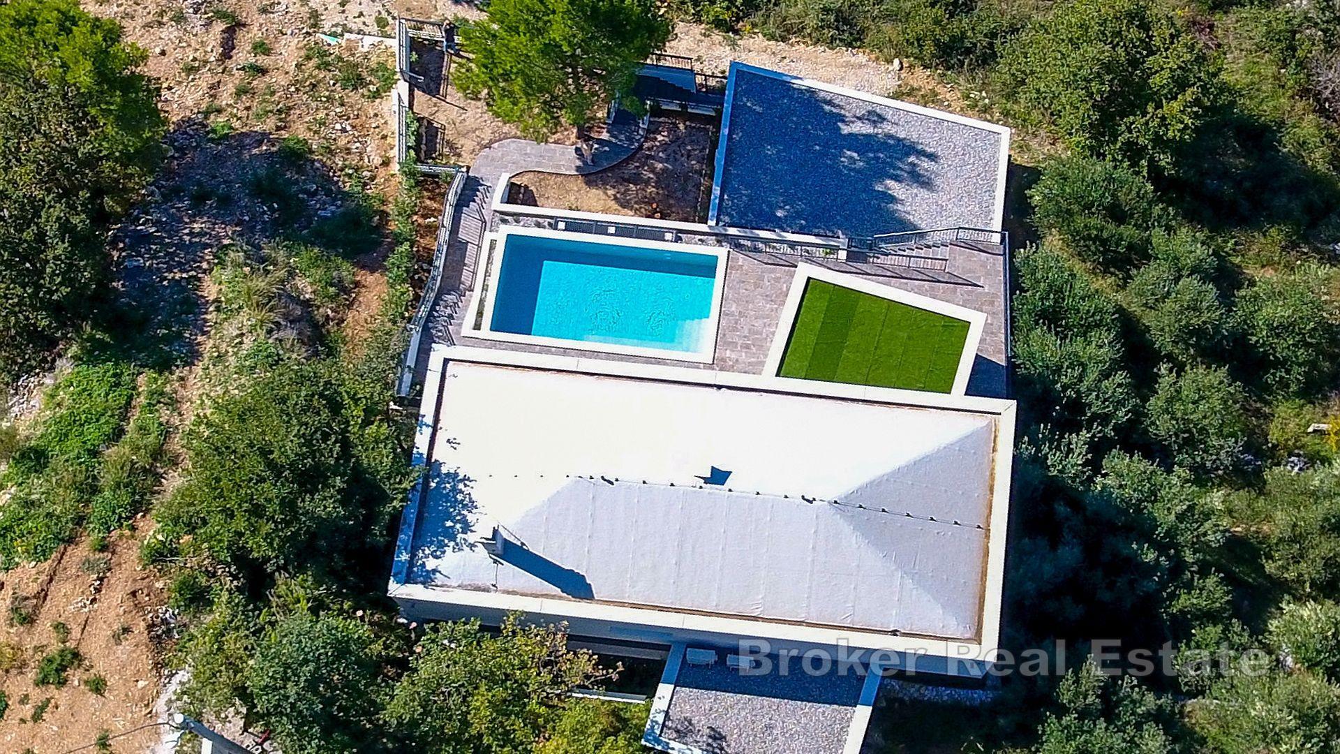 Villa moderna con piscina e vista mare
