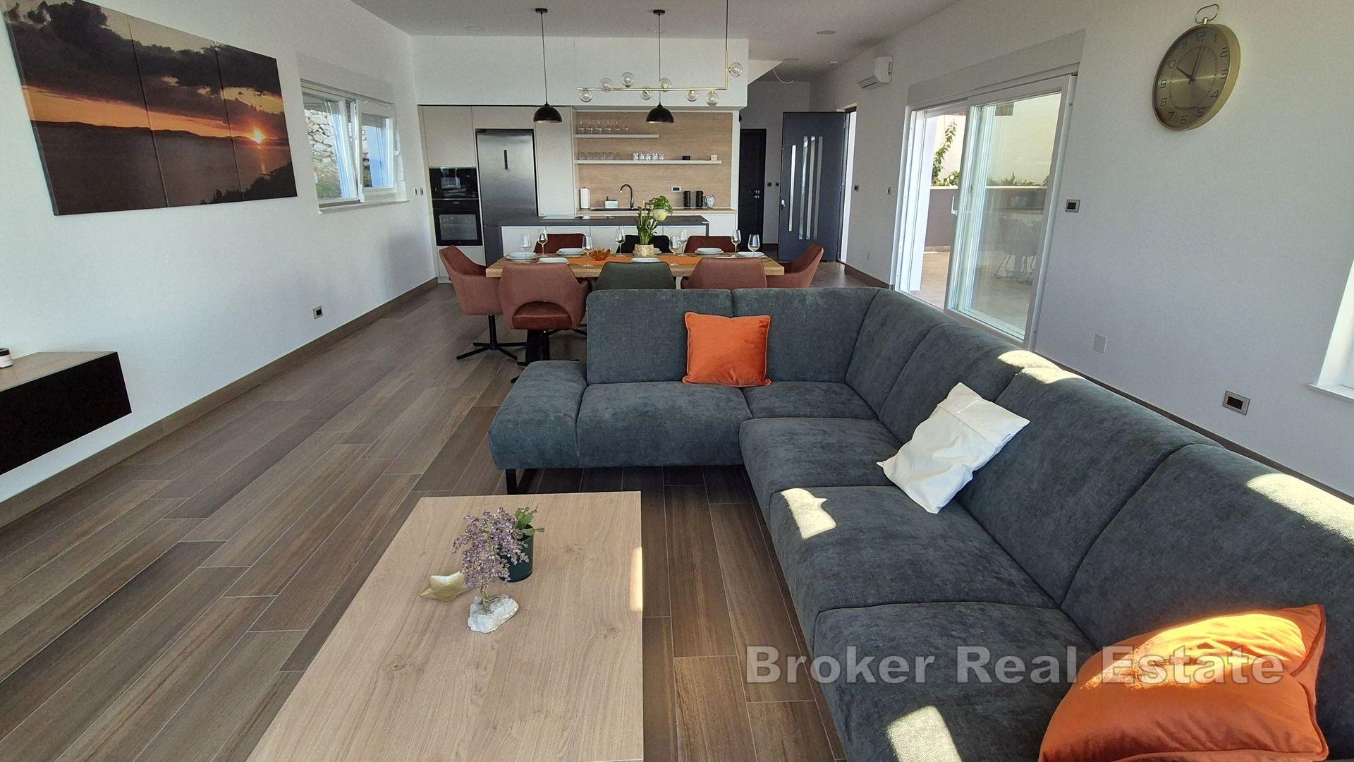 Современная вилла с бассейном и видом на море