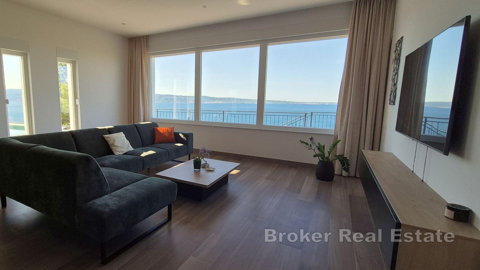 Moderna vila s bazenom i pogledom na more