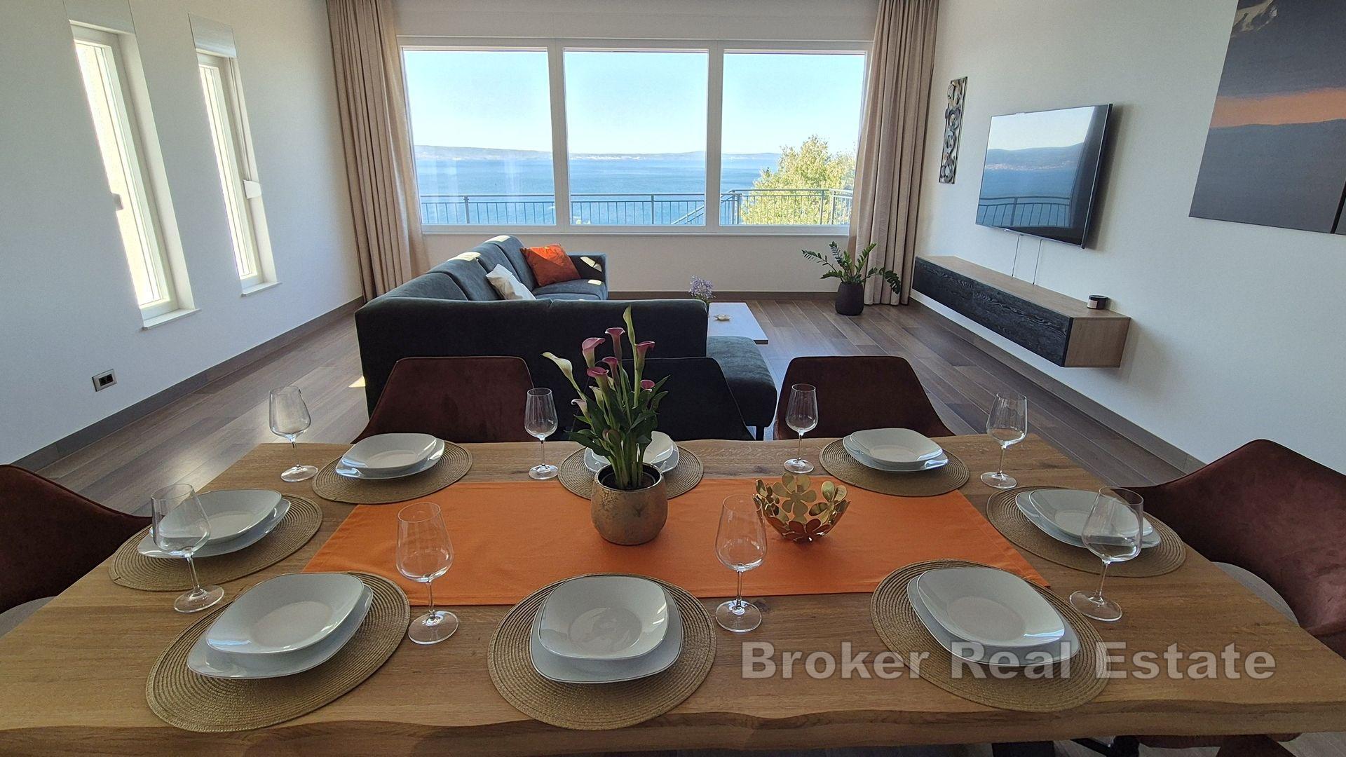 Moderna vila s bazenom i pogledom na more