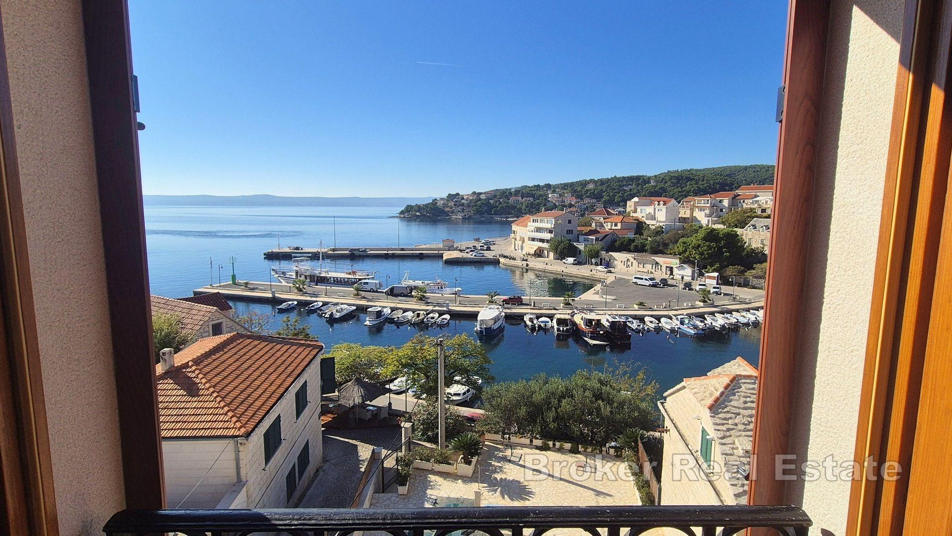 Una magica casa in pietra con piscina e vista sul mare