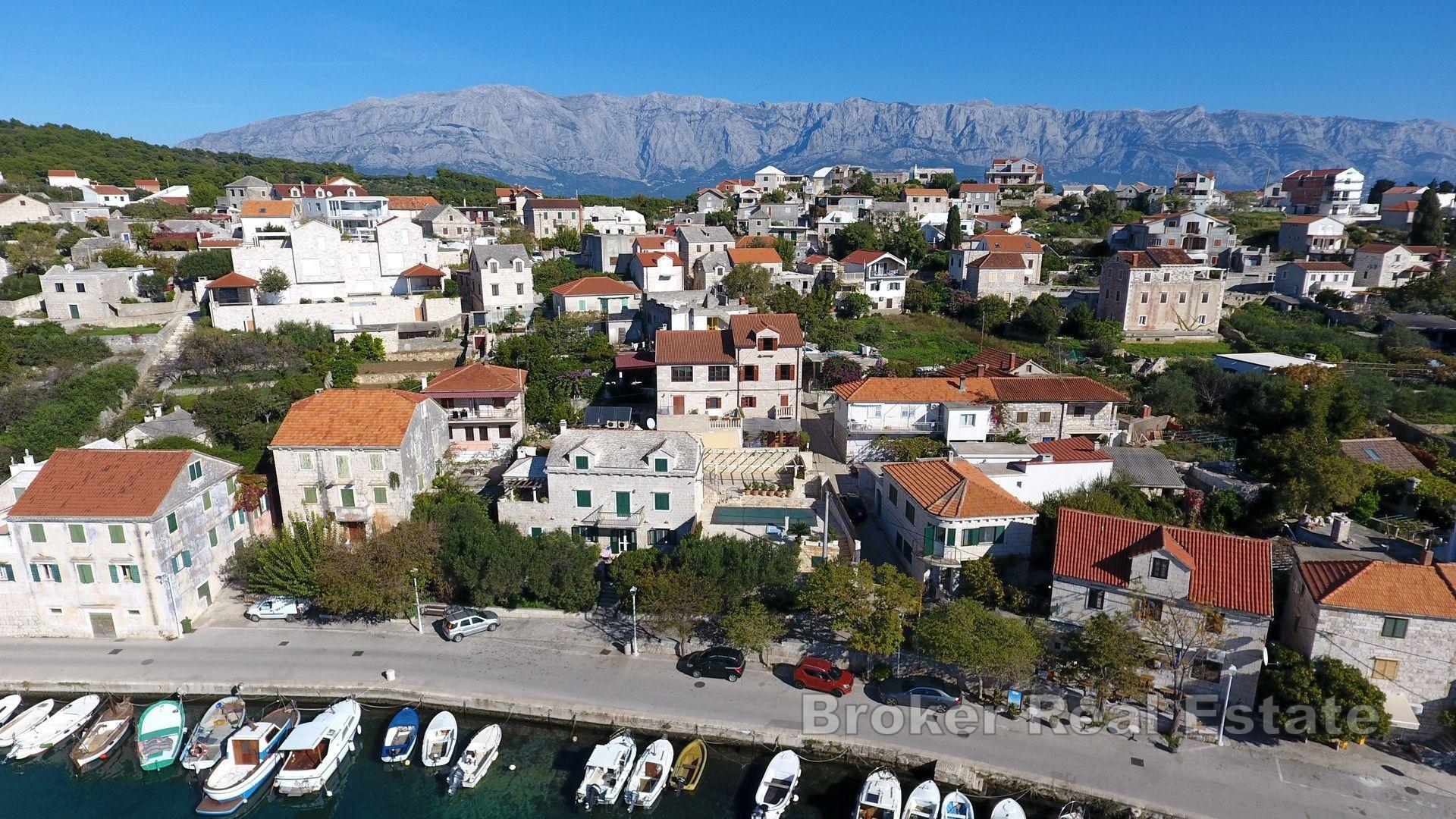 Una magica casa in pietra con piscina e vista sul mare