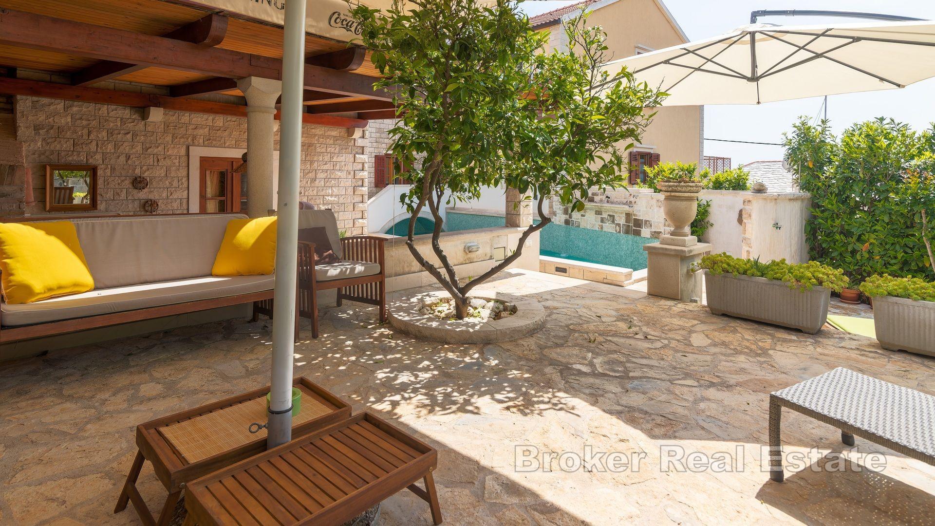 Ein zauberhaftes Steinhaus mit Pool und Blick auf das Meer