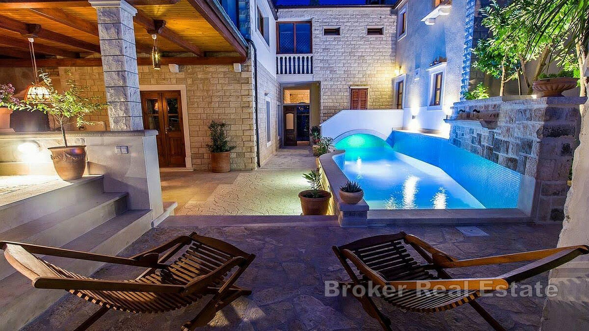 Una magica casa in pietra con piscina e vista sul mare