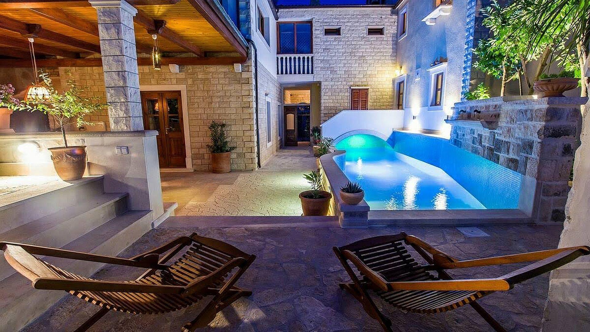 Une maison magique en pierre avec piscine et vue sur la mer