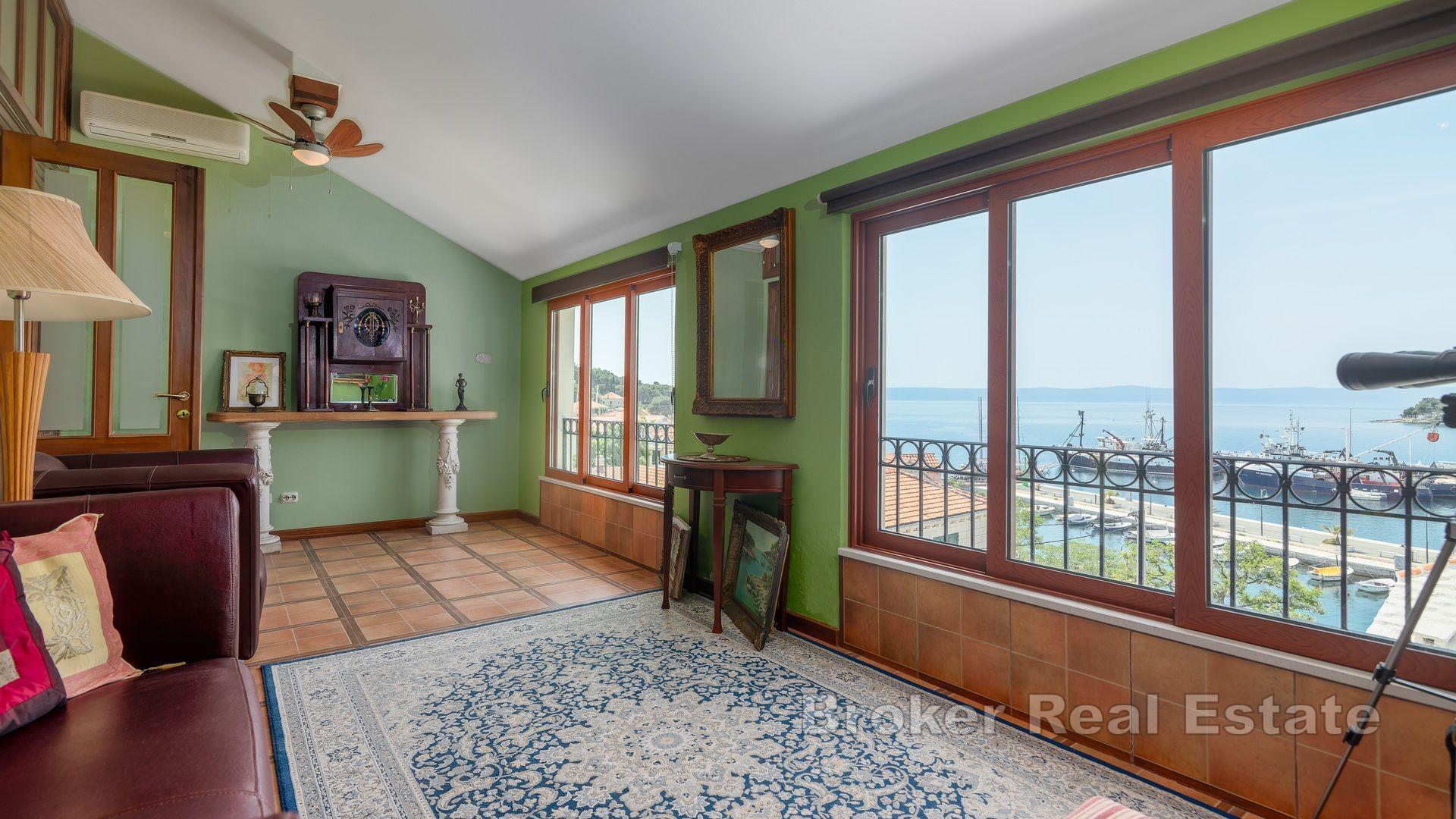 Une maison magique en pierre avec piscine et vue sur la mer
