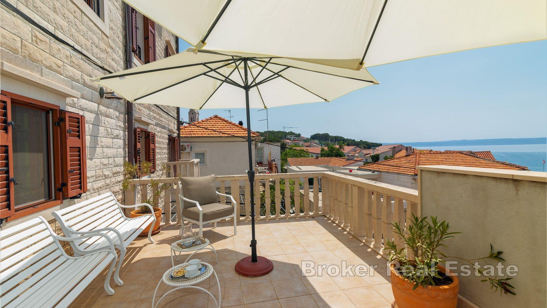 Una magica casa in pietra con piscina e vista sul mare