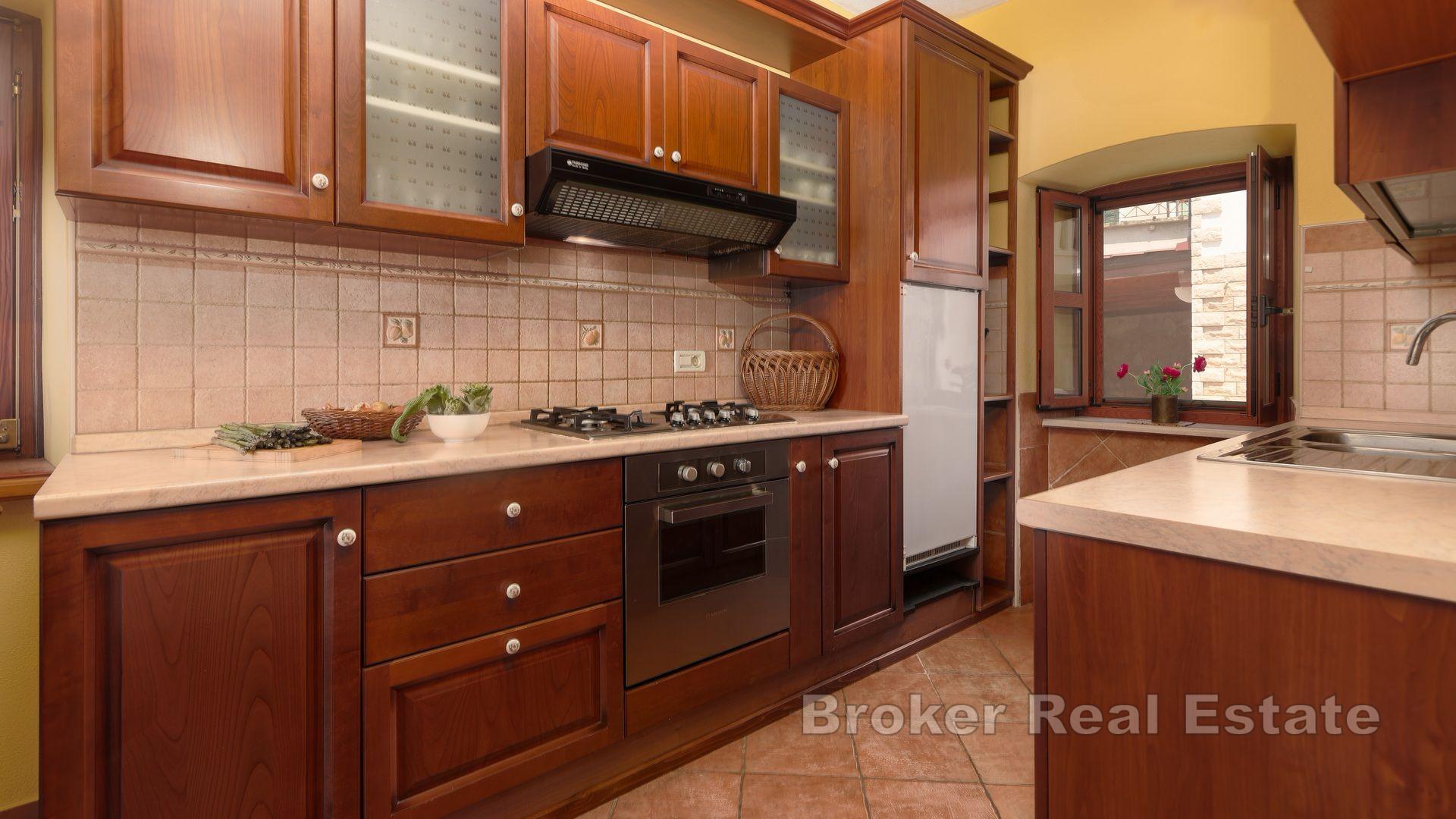 Čarobna kamena kuća s bazenom i pogledom na more