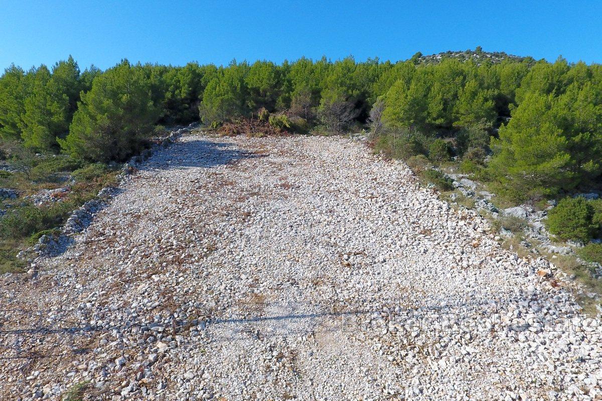 Un terrain spacieux avec une vue panoramique sur la mer